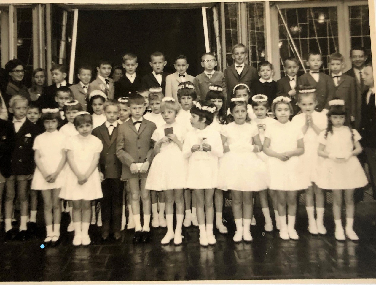 Ingezonden door Martine Marchal
Meisje met het blauwe puntje aan haar voeten is Martine.
Is de zuster van Eric Christine en Nadine.