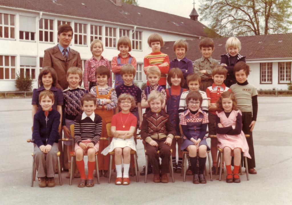 BSD Bensber, School IJzer 1976 - Eerste studiejaar
Klasfoto's ingestuurd door Ellen Serruys

leraar Aim Govaert, ?, Natalie Peter, Dieter Slee..., Rob Van Hees, Eddy Cauwbergs, Pascal Lavigne.
?, Peter Peeters, Wim Geenens, Kris..., Peter Hoeven, Natasja Lefvre, Luc Abeels, Dominique Scheys, Sven Thirion
Patrick, Korneel Steukers, Ellen Serruys, Joachim Gielens, Ann Verstraeten, ?